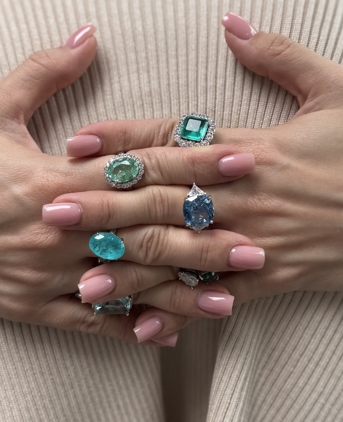 <span style="font-weight: bold; font-style: italic;">Маникюр с покрытием в один тон&nbsp;</span>